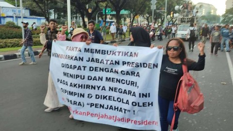 Massa pendukung Paslon 01 dan 03 bergeser dari Patung Kuda ke Istana Negara pada Senin (22/4/2024) Foto: Rachmadi Rasyad/kumparan