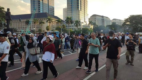 Massa pendukung Paslon 01 dan 03 bergeser dari Patung Kuda ke Istana Negara pada Senin (22/4/2024) Foto: Rachmadi Rasyad/kumparan