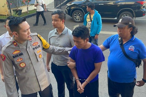 Sosok pelaku pembunuhan wanita hamil di Kelapa Gadung saat dibawa ke Polsek Kelapa Gading, Senin (22/4/2024) Foto: Humas Polsek Kelapa Gading