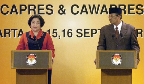 Presiden Indonesia dan calon presiden Megawati Sukarnoputri (kiri) dan pasangan wakil presidennya Hasyim Muzadi (kanan), berpartisipasi dalam diskusi televisi terkenal, di Jakarta (14/9/2024) Foto: BAY ISMOYO / AFP