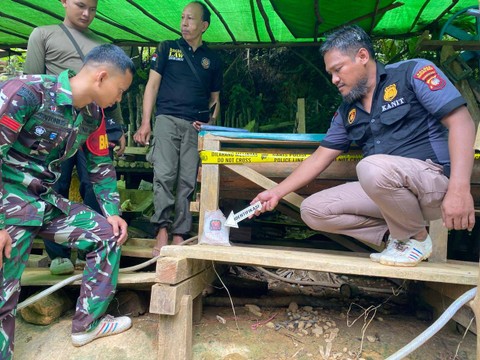 Petugas menertibkan PETI di Bukit Hitam Desa Batu Tiga, Kecamatan Bunut Hulu, Kabupaten Kapuas Hulu. Foto: Dok. Polres Kapuas Hulu
