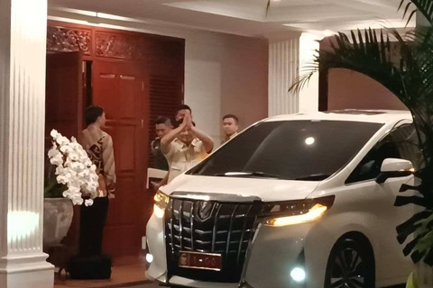 Capres dengan suara terbanyak, Prabowo Subianto tiba di rumah Kertanegara 4 sambil mengacungkan dua jari, Jakarta Selatan, Senin (22/4/2024) Foto: Fadlan Nuril Fahmi/kumparan