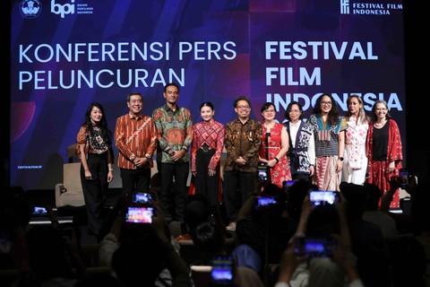 Artis Ario Bayu bersama Prilly Latuconsina dan sejumlah juri lainnya saat konferensi pers Peluncuran Festival Film Indonesia 2024 di Kawasan Senayan, Jakarta, Senin, (22/4/2024). Foto: Agus Apriyanto