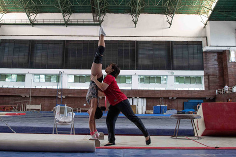 Pelatih tim nasional senam Indonesia Eva Novalina (kanan) membantu pesenam Indonesia Rifda Irfanaluthfi yang berlatih di GOR Senam Raden Inten, Jakarta Timur, Senin (22/4/2024). Foto: Wahyu Putro A/ANTARA FOTO