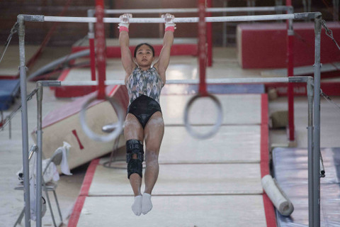 Pesenam Indonesia Rifda Irfanaluthfi berlatih nomor palang bertingkat di GOR Senam Raden Inten, Jakarta Timur, Senin (22/4/2024). Foto: Wahyu Putro A/ANTARA FOTO