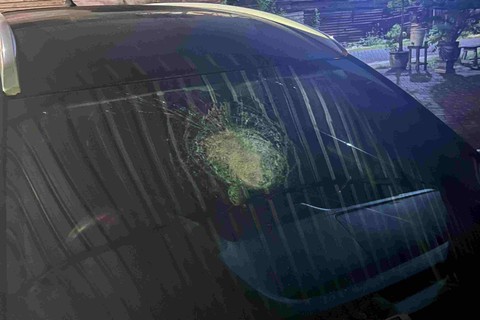 Kaca mobil milik Hafidh Fawwaidz (25), anak anggota DPRD Surabaya asal PDIP Syaifudin Zuhri yang diduga dilempar batu  Foto: Dok. Istimewa