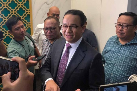 Anies Baswedan tiba di kantor PKB, Senin (22/4/2024) malam Foto: Haya Syahira/kumparan