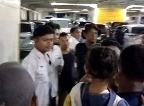 Penumpang yang emosi di dalam kapal reguler di Pelabuhan Merak. Foto : ist