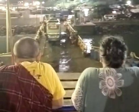 Bus yang mogok di jembatan penghubung kapal dan dermaga. | Foto: Ist
