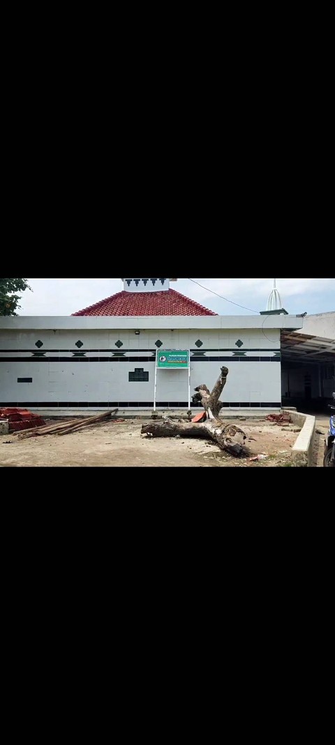 Pantai Teluk di Pandeglang, Banten, yang sempat viral dibersihkan Pandawara Group, kotor lagi. Foto: kumparan