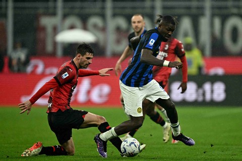 AC Milan vs Inter Milan dalam laga pekan ke-33 Liga Italia 2023/24 di Stadion San Siro pada Selasa (23/4) dini hari WIB. Foto: GABRIEL BOUYS / AFP