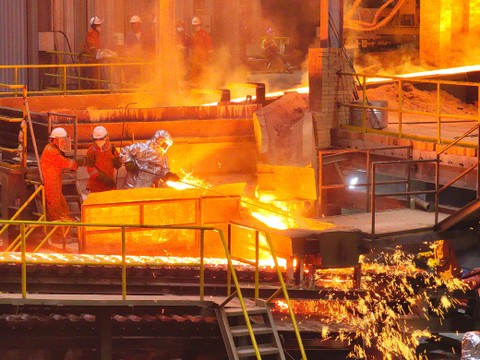 Suasana proses peleburan bijih nikel menjadi ferronikel yang dikelola milik PT Bumi Mineral Sulawesi (BMS) di Kabupaten Luwu, Sulawesi Selatan, Senin (22/4/2024) malam. Foto: Dok. Tim JK