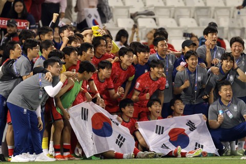 Selebrasi pemain Timnas Korea Selatan U-23 usai kalahkan Jepang dalam matchday ketiga Piala Asia U-23 2024 di Jassim Bin Hamad Stadium, Al Rayyan, Qatar, pada Senin (22/4). Foto: KARIM JAAFAR/AFP
