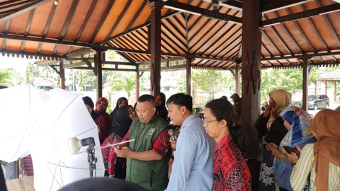 Pelaku UMKM di Mulyodadi, Bantul sedang praktik foto produk dengan pemanfaatan cahaya. Foto: Nawalre Bujanadi/Pandangan Jogja