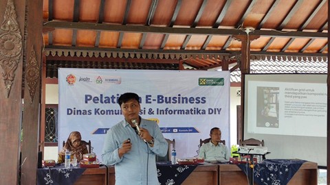 Owner Studio Sajiwa Mitra, Wisnu Nugroho saat menyampaikan materi editing foto. Foto: Nawalre Bujanadi/Pandangan Jogja