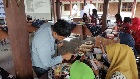 Wisnu Nugroho sedang melatih pelaku UMKM Mulyodadi, Bantul, untuk editing foto lewat smartphone. Foto: Nawalre Bujanadi/Pandangan Jogja