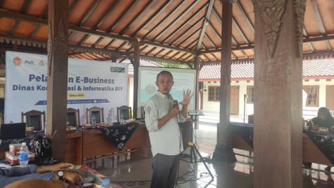 Peneliti Universitas Nahdlatul Ulama (UNU) sekaligus Pendiri Alterasi Indonesia, Sunaji Zamroni saat menyampaikan materi. Foto: Nawalre Bujanadi/Pandangan Jogja