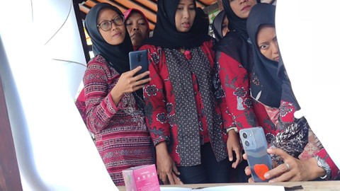 Antusias pelaku UMKM saat mengantre untuk praktik foto dan editing gambar produk. Foto: Nawalre Bujanadi/Pandangan Jogja