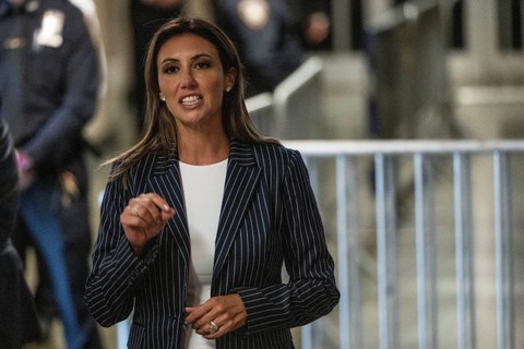 Alina Habba, pengacara mantan presiden AS dan calon presiden dari Partai Republik Donald Trump, berbicara kepada media di Pengadilan Kriminal Manhattan karena memalsukan dokumen terkait pembayaran uang tutup mulut, di New York, AS, 22 April , 2024. Foto: Victor J. Blue/via Reuters