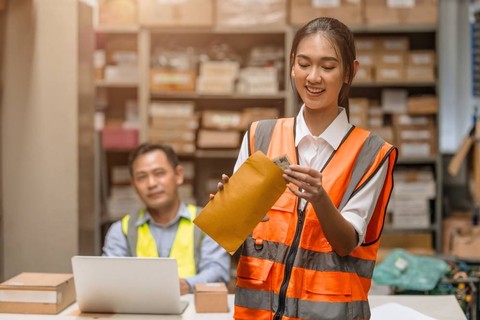 Ilustrasi menerima gaji Foto: Shutterstock