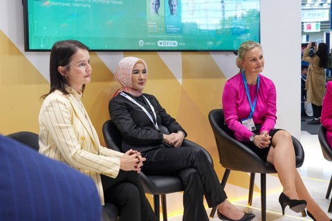 Direktur Utama Pertamina, Nicke Widyawati (tengah) menjadi pembicara dalam Business Forum "Forging Intelligent and Sustainable Industrial Practices" di Paviliun Indonesia pada gelaran Hannover Messe 2024, Senin (22/4/2024). Foto: Dok. Pertamina EP