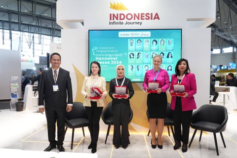 Direktur Utama Pertamina, Nicke Widyawati (tengah) menjadi pembicara dalam Business Forum "Forging Intelligent and Sustainable Industrial Practices" di Paviliun Indonesia pada gelaran Hannover Messe 2024, Senin (22/4/2024). Foto: Dok. Pertamina EP