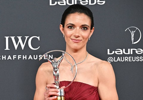 Pesepakbola Spanyol Aitana Bonmati berpose dengan penghargaan Laureus World Sportswoman of the Year pada gala Laureus World Sports Awards ke-25 di Madrid pada 22 April 2024. Foto: JAVIER SORIANO / AFP