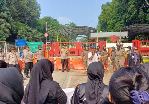 Paguyuban Muncul kembali menggelar aksi unjuk rasa di Kantor BRIN, Selasa (22/4/2024). Foto: Dok. kumparan