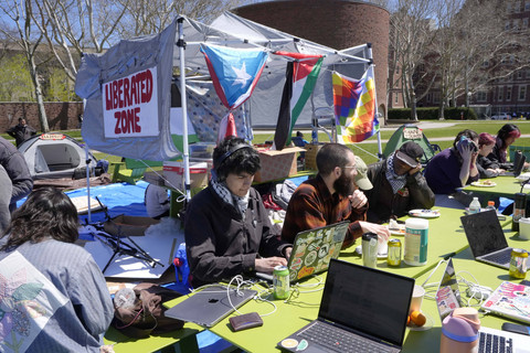 Seorang mahasiswa Institut Teknologi Massachusetts, mengerjakan tugas di tenda perkemahan di kampus MIT, di Cambridge, Mass.  Foto: AP/Steven Senne