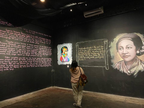 Pengunjung melihat pameran karya seniman perempuan Kalbar. Foto: Rizky Prapurna Bakti/Hi!Pontianak