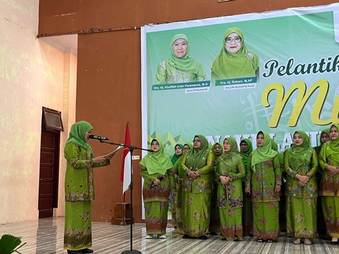 Ketum PP Muslimat NU, Khofifah Indar Parawansa, di acara Pelantikan Muslimat NU Sumut di Asrama Haji Kota Medan, Selasa, (23/4/2024). Dok: Tri Vosa/kumparan
