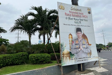 Baliho bergambar wajah Kapolda Jawa Tengah Irjen Pol Ahmad Luthfi marak di kota Semarang, Jawa Tengah, Selasa (23/4/2024). Foto: Intan Alliva Khansa/kumparan