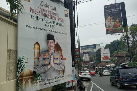 Baliho bergambar wajah Kapolda Jawa Tengah Irjen Pol Ahmad Luthfi marak di kota Semarang, Jawa Tengah, Selasa (23/4/2024). Foto: Intan Alliva Khansa/kumparan
