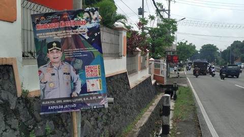 Baliho bergambar wajah Kapolda Jawa Tengah Irjen Pol Ahmad Luthfi marak di kota Semarang, Jawa Tengah, Selasa (23/4/2024). Foto: Intan Alliva Khansa/kumparan