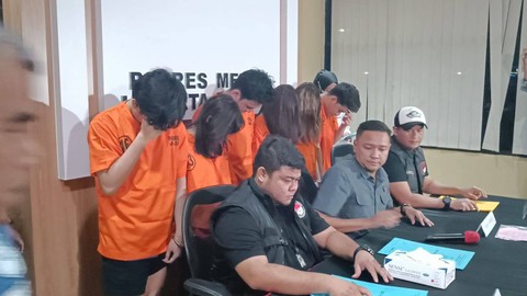 Konferensi pers selebgram terlibat tindak pidana narkoba di Polres Metro Jakarta Selatan, Selasa (23/4/2024). Foto: Fadlan Nuril Fahmi/kumparan