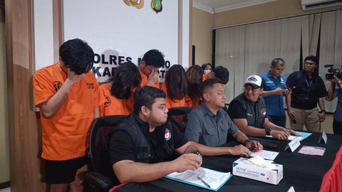Konferensi pers selebgram terlibat tindak pidana narkoba di Polres Metro Jakarta Selatan, Selasa (23/4/2024). Foto: Fadlan Nuril Fahmi/kumparan