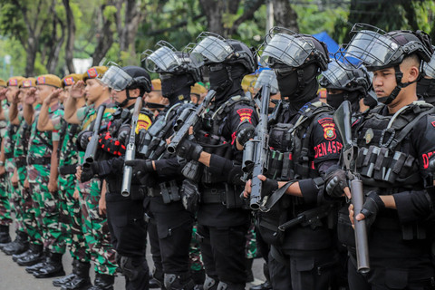 Tim pengamanan gabungan TNI dan Polri melakukan apel jelang penetapan Presiden dan Wakil Presiden hasil Pemilu 2024 di depan kantor KPU, Jakarta, Rabu (24/4/2024). Foto: Jamal Ramadhan/kumparan