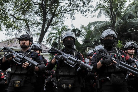 Tim pengamanan gabungan TNI dan Polri melakukan apel jelang penetapan Presiden dan Wakil Presiden hasil Pemilu 2024 di depan kantor KPU, Jakarta, Rabu (24/4/2024). Foto: Jamal Ramadhan/kumparan