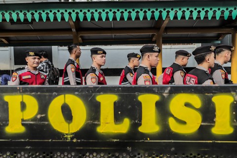 Tim pengamanan gabungan TNI dan Polri melakukan apel jelang penetapan Presiden dan Wakil Presiden hasil Pemilu 2024 di depan kantor KPU, Jakarta, Rabu (24/4/2024). Foto: Jamal Ramadhan/kumparan