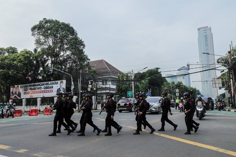 Tim pengamanan gabungan TNI dan Polri melakukan apel jelang penetapan Presiden dan Wakil Presiden hasil Pemilu 2024 di depan kantor KPU, Jakarta, Rabu (24/4/2024). Foto: Jamal Ramadhan/kumparan