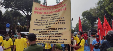 Elemen masyarakat dari Barisan Kuning Pro Demokrasi dan Projo mulai berkumpul di sekitar KPU RI pada Rabu (24/4). Foto: Rachmadi Rasyad/kumparan
