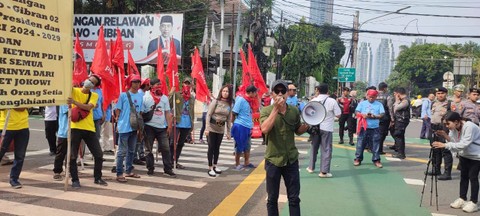 Elemen masyarakat dari Barisan Kuning Pro Demokrasi dan Projo mulai berkumpul di sekitar KPU RI pada Rabu (24/4). Foto: Rachmadi Rasyad/kumparan