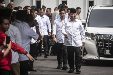 Calon presiden dan calon wakil presiden nomor urut 2, Prabowo Subianto bersama Gibran Rakabuming Raka bersiap mengikuti rapat pleno terbuka penetapan pasangan calon Presiden dan Wakil Presiden terpilih Pemilu 2024 di depan Gedung KPU, Rabu (24/4/24). Foto: ANTARA FOTO/Aprillio Akbar