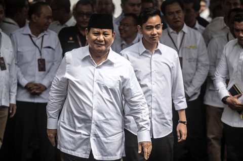 Calon presiden dan calon wakil presiden nomor urut 2, Prabowo Subianto bersama Gibran Rakabuming Raka bersiap mengikuti rapat pleno terbuka penetapan pasangan calon Presiden dan Wakil Presiden terpilih Pemilu 2024 di depan Gedung KPU, Rabu (24/4/24). Foto: ANTARA FOTO/Aprillio Akbar