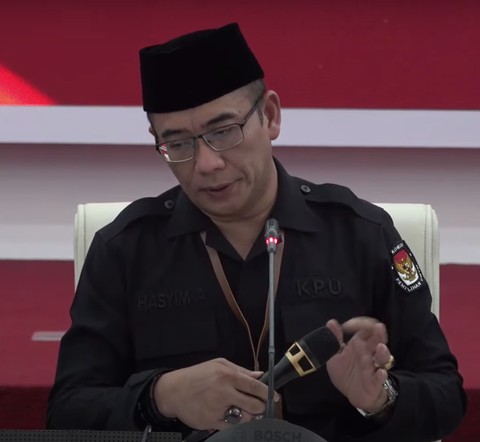 Ketua KPU Hasyim Asy'ari saat mic mati, Rabu (24/4/2024). Foto: Dok KPU