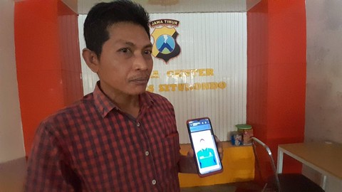 Antok, pengelola rental, saat menunjukan foto terlapor, mantan caleg DPRD Jatim,  MR. Foto: Dok. Mili. id
