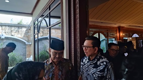 Sejumlah tokoh publik hingga pejabat seperti Jimly Asshiddiqie datang melayat ke rumah duka Mooryati Soedibyo di Jakpus, Rabu (24/4). Foto: Thomas Bosco/kumparan