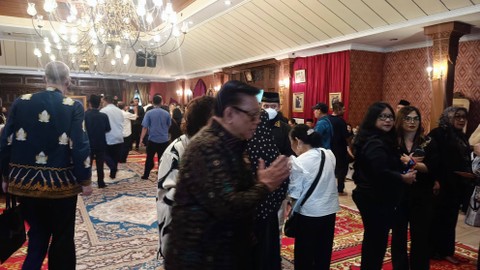 Sejumlah tokoh publik hingga pejabat seperti Agung Laksono datang melayat ke rumah duka Mooryati Soedibyo di Jakpus, Rabu (24/4). Foto: Thomas Bosco/kumparan