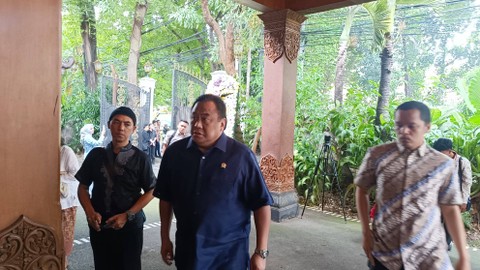 Sejumlah tokoh publik hingga pejabat seperti Rahmat Gobel datang melayat ke rumah duka Mooryati Soedibyo di Jakpus, Rabu (24/4). Foto: Thomas Bosco/kumparan