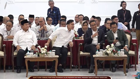 Momen Anies berbincang dengan Gibran Rakabuming Raka jelang penetapan pemenang Pilpres 2024 di KPU. Foto: Dok. SC YouTube KPU